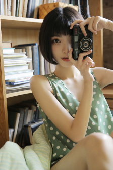 男生和女生一起差差的轮滑鞋